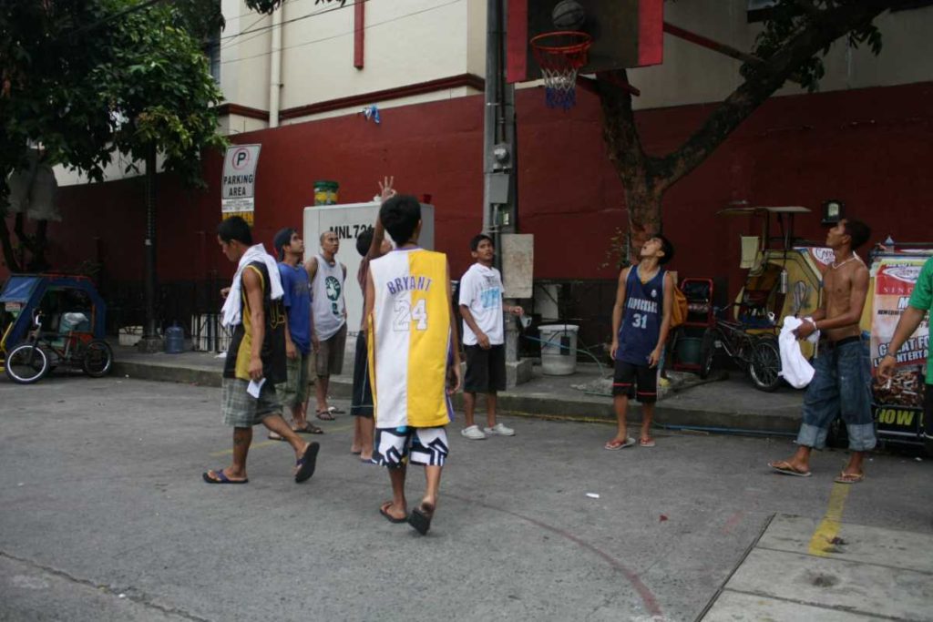 マニラではストリートバスケットのフープいっぱい